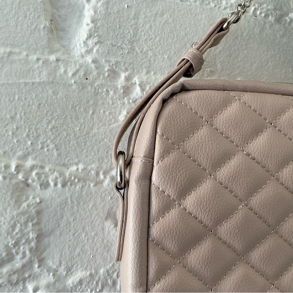 Bella Russo Quilted Handbag Purse Beige Chain Handle Vacation Travel Casual New - Picture 5 of 9